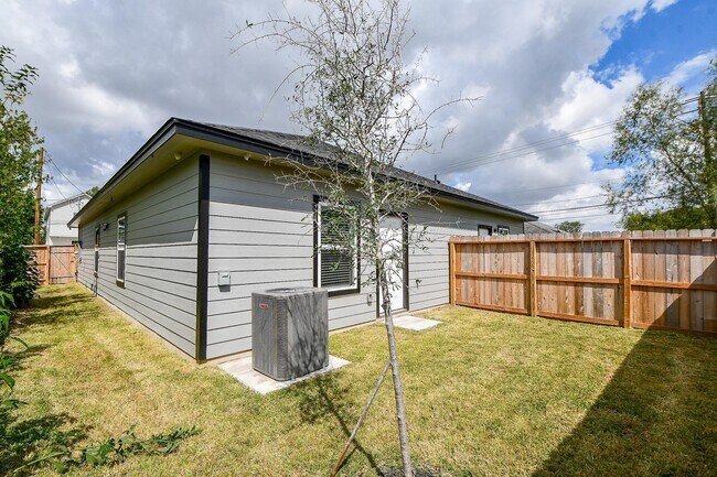 Building Photo - 9734 Pelsey St