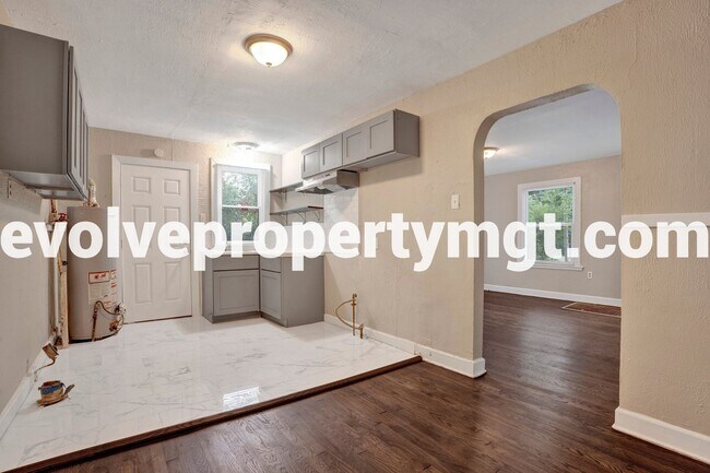 Building Photo - NEWLY RENOVATED HOME!
