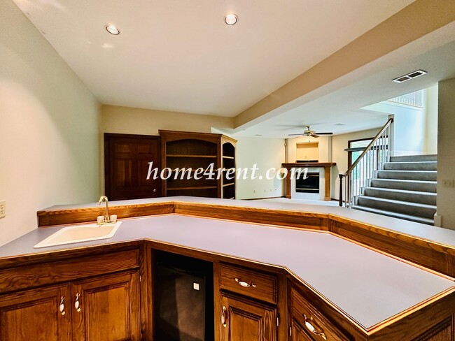 Building Photo - Exceptional 1.5 Story Home in the Prestigious Loch Lloyd Community!