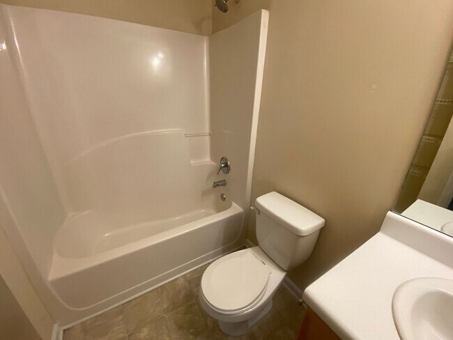 Building Photo - BRIDGEWATER HOME! PRE-LEASING FOR AUGUST 1 2026! 1/2 Off Deposit!