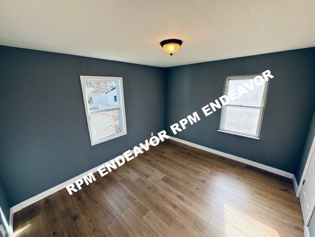 Building Photo - 2-Bed Home with Flex Room + New Appliances!