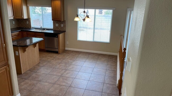 Building Photo - 2 STORY, 2,729 SQ FT HOME, 4 BEDROOMS, 3 BATHROOMS, A LOFT AND A 2 CAR GARAGE IN HENDERSON