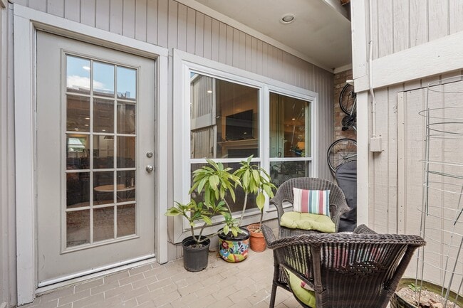 Building Photo - 2236 S Piney Point Rd