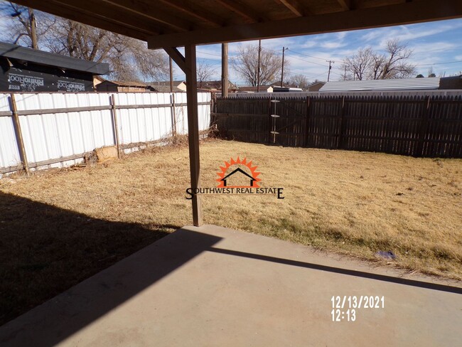 Building Photo - Spacious 3-bedroom 2 bath home- Freshly pa...