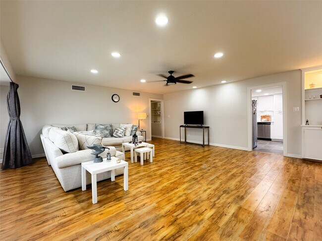 Building Photo - 637 S Ripple Creek Dr