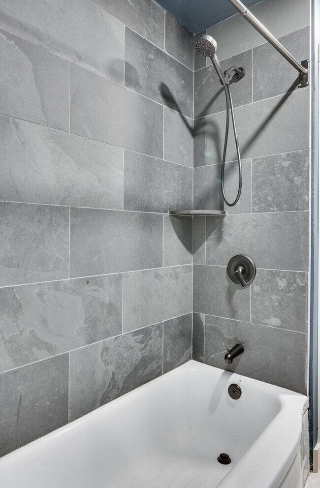 Building Photo - Amazing 3BE/2BA home in the West Meade & Hillwood Estates area!