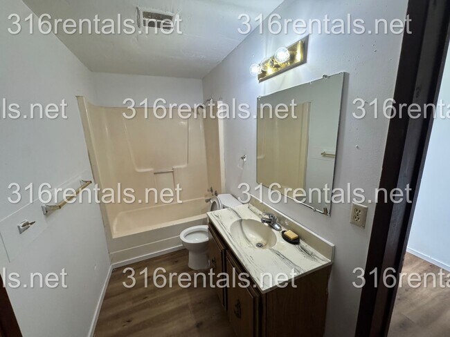 Building Photo - 1001 Hoch