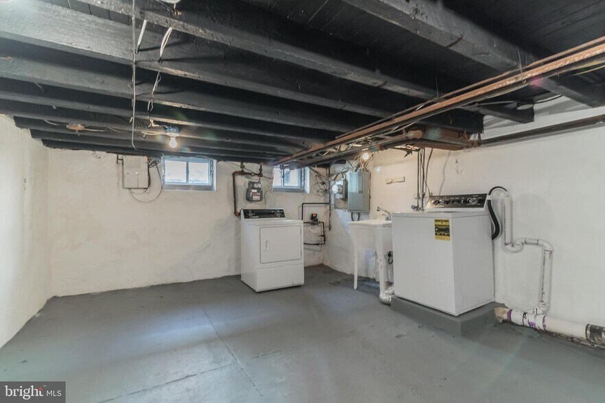 Laundry - 1523 S Mole St