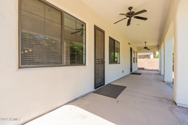 Building Photo - 734 W Juniper Ln