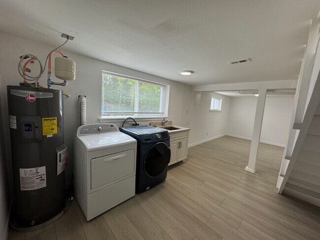 Building Photo - Newly renovated 4 bed 1 bath home in Burien