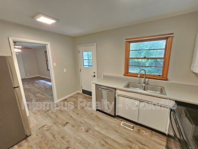 Building Photo - 2000 Nandina Dr