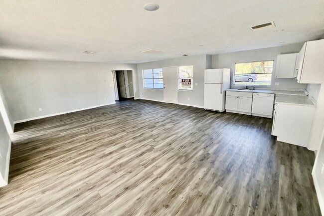 Building Photo - HUGE Ridge Manor/Dade City 3BR/2BA Home with Wide Open Floor Plan!!!