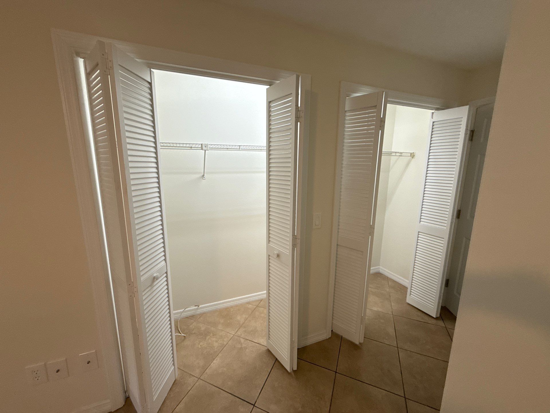 Building Photo - 100 Golfview Dr