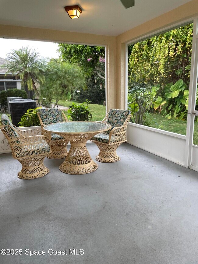 Building Photo - 2065 Redwood Cir