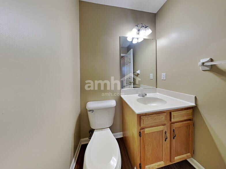 Building Photo - 2025 Apple Knoll Ln