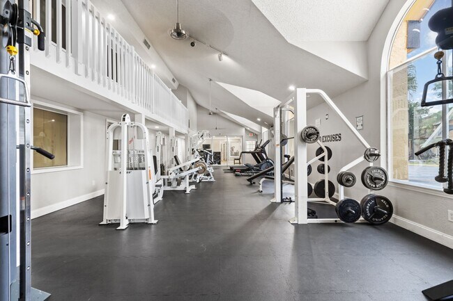 Building Photo - VENETIAN PLACE - 2nd floor • 1 BR 1 Bath - 735 ft²