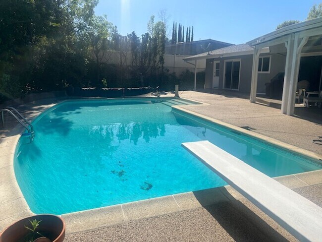 Building Photo - Beautiful One Level, 3 Bedroom, 3 Bathroom Tarzana Pool Home for Lease!