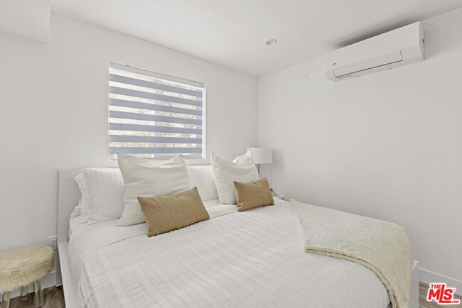 Building Photo - 7076 Park Manor Ave