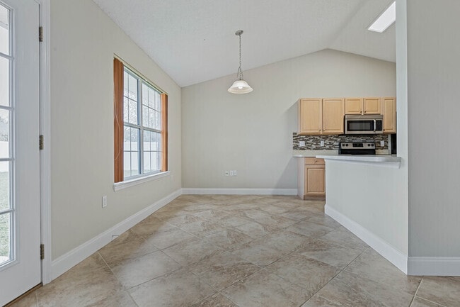 Building Photo - 6 Lemay Pl