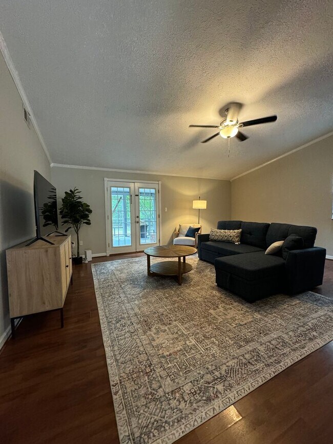 Building Photo - 501 Ashwood Dr