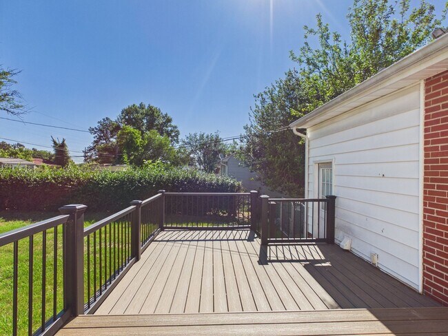 Building Photo - 3114 Glenoa Rd