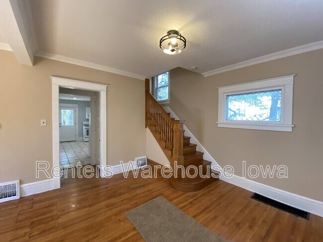 Building Photo - 1622 E 8th St