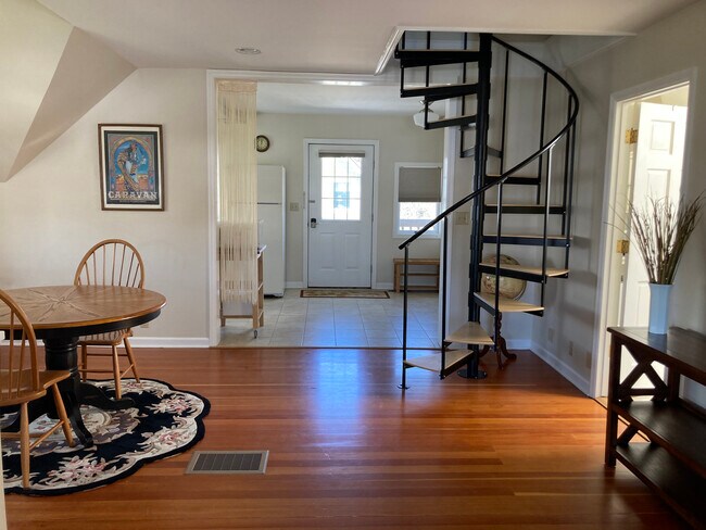 Entry - 420 S Tracy Ave