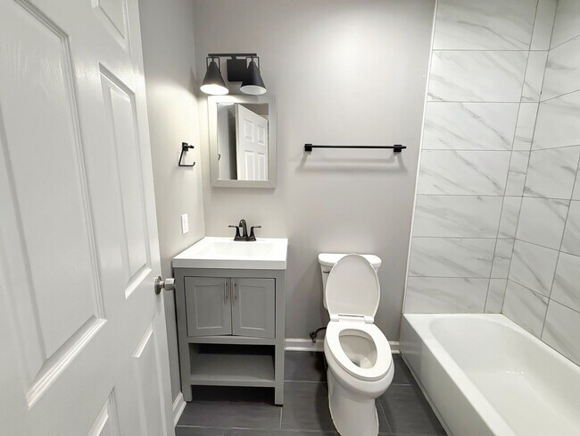 Building Photo - Beautiful 2BR + Den Home with 2 Baths, Modern Kitchen & Central AC