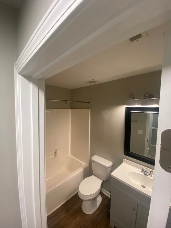Building Photo - 412 Walnut Woods Dr
