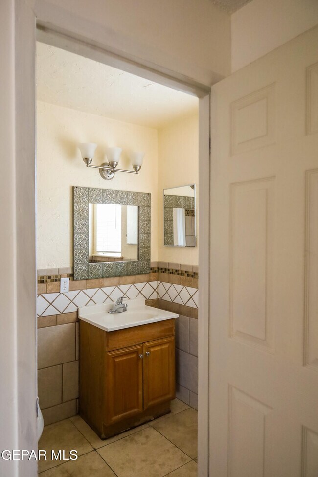 Building Photo - 5822 Beaumont Pl