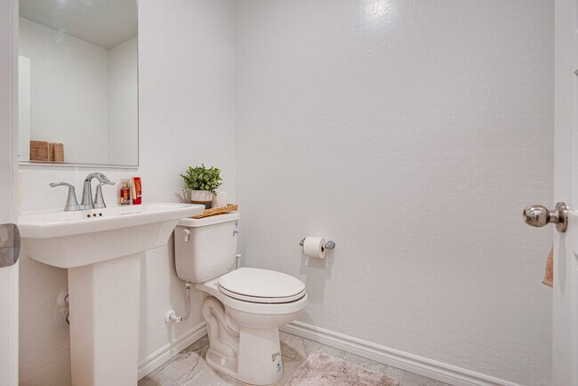 Building Photo - Furnished 3-bedroom, 2.5-bath townhome, de...
