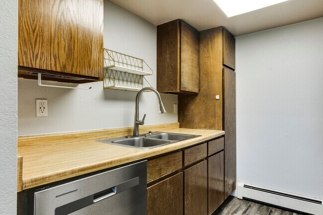 Building Photo - Updated Unit next to CMU with Pool!