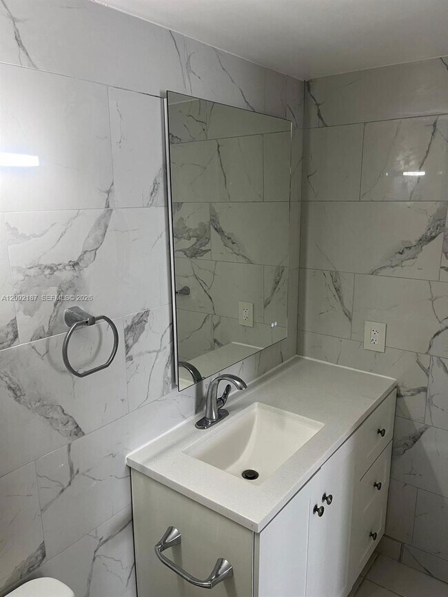 Building Photo - 3701 N Country Club Dr