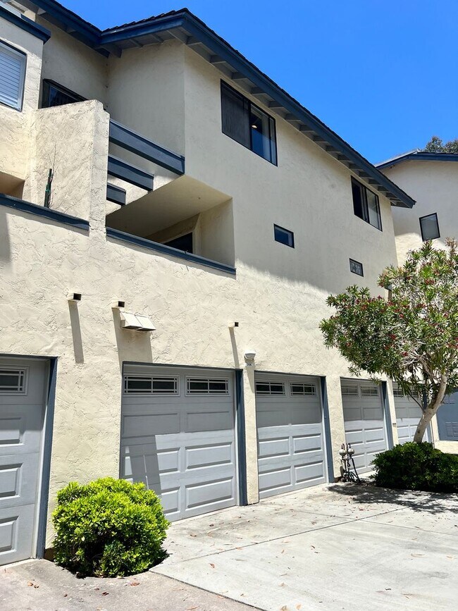 Building Photo - Spacious 2 Bedroom 2-1/2 Bathroom Townhome with 2-car garage in La Jolla near UCSD
