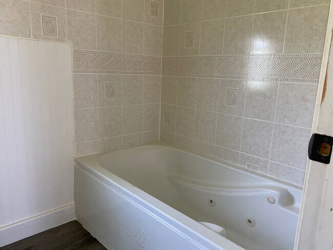 Building Photo - 1212 Evergreen Ave