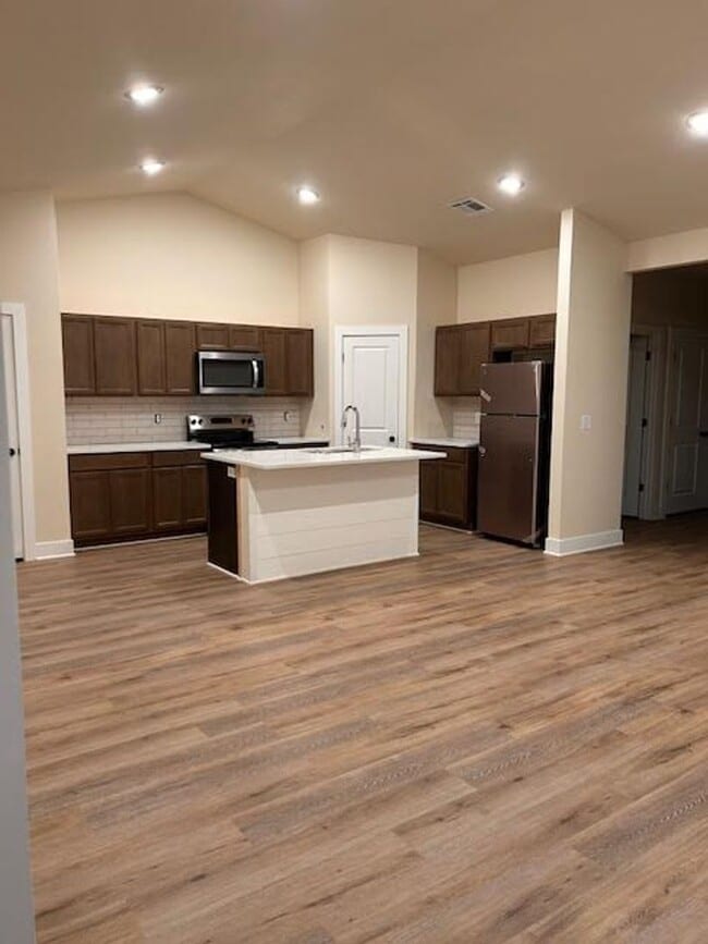 Building Photo - 483 E Harper St