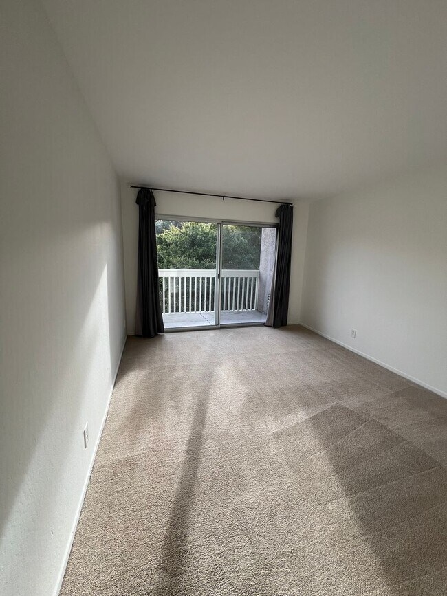 Building Photo - Elegant Remodeled 3BR Condominium in Sharon Heights