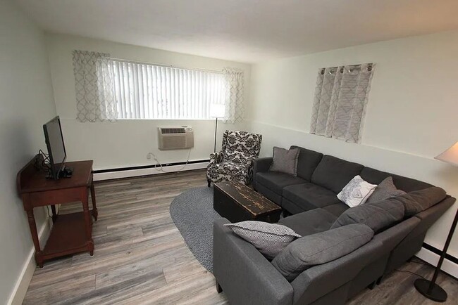 Building Photo - Updated 1 bedroom condo in ideal North Reading / Andover Rte 28 location.