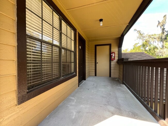 Building Photo - 1/1 Corner Unit in GATED ~ LAKEFRONT community in Altamonte Springs!