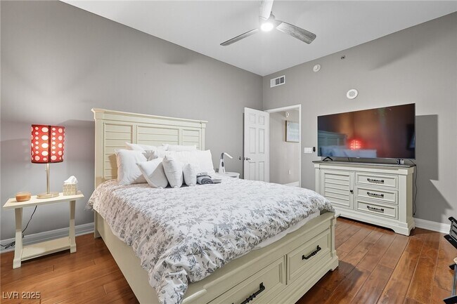 Building Photo - 150 S Las Vegas Blvd