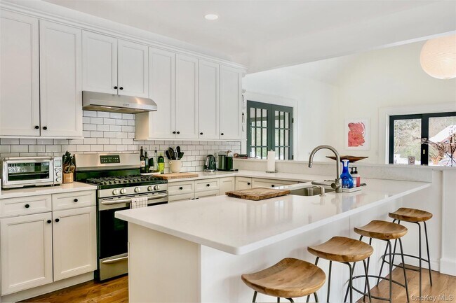 Building Photo - 70 S Country Rd