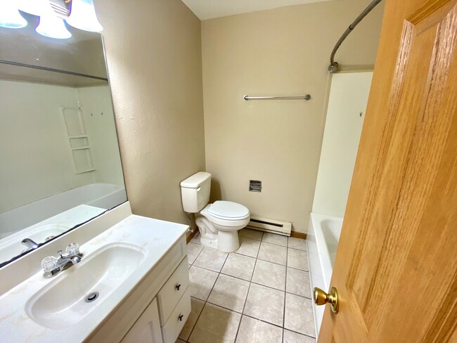 Building Photo - 3 Bedroom Duplex in North Fargo!
