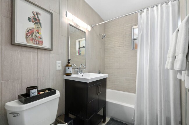 Building Photo - 2/2 condo downtown-Walk to Lake Eola