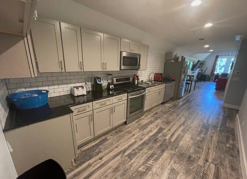 kitchen - 149 Richmond Ave