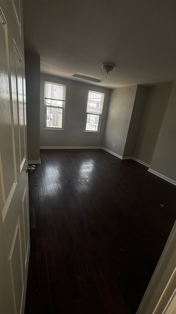 Building Photo - 2 Bedroom 1 bathroom with central air town...