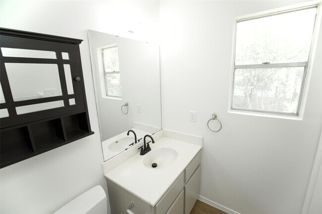 Building Photo - 2206 Spring Breeze Dr