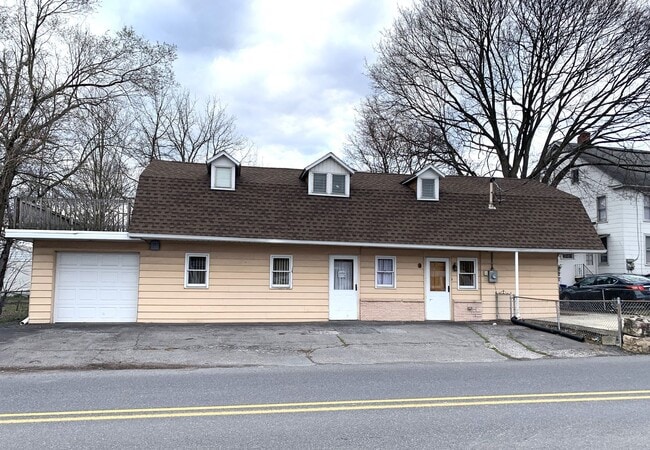 Building Photo - Charming single-family home just a short walk from Shippensburg University!