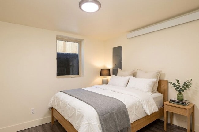 Building Photo - Seattle 3 Bedroom Apartment for Rent | Newly Remodeled Home with In-Unit Washer/Dryer, Private En...