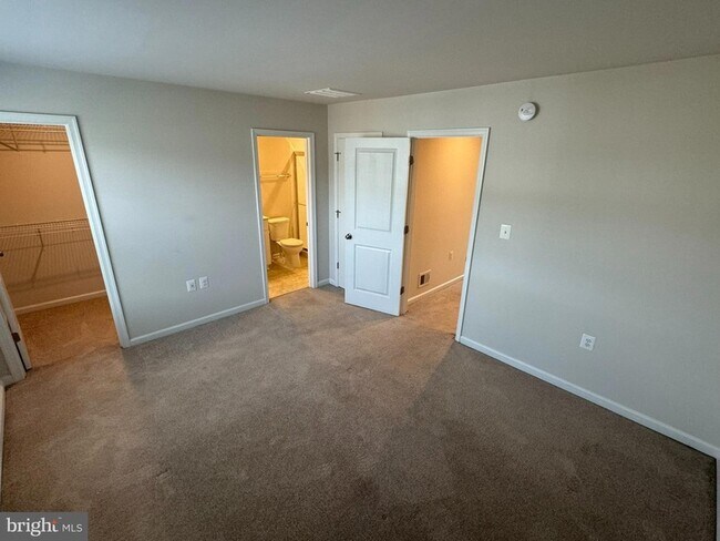 Building Photo - 147 Presidents Pointe Ave