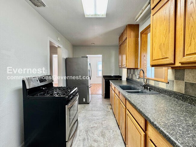 Building Photo - 2 Bed/1 Bath Home with Garage / Pet-Friendly / Available Now!